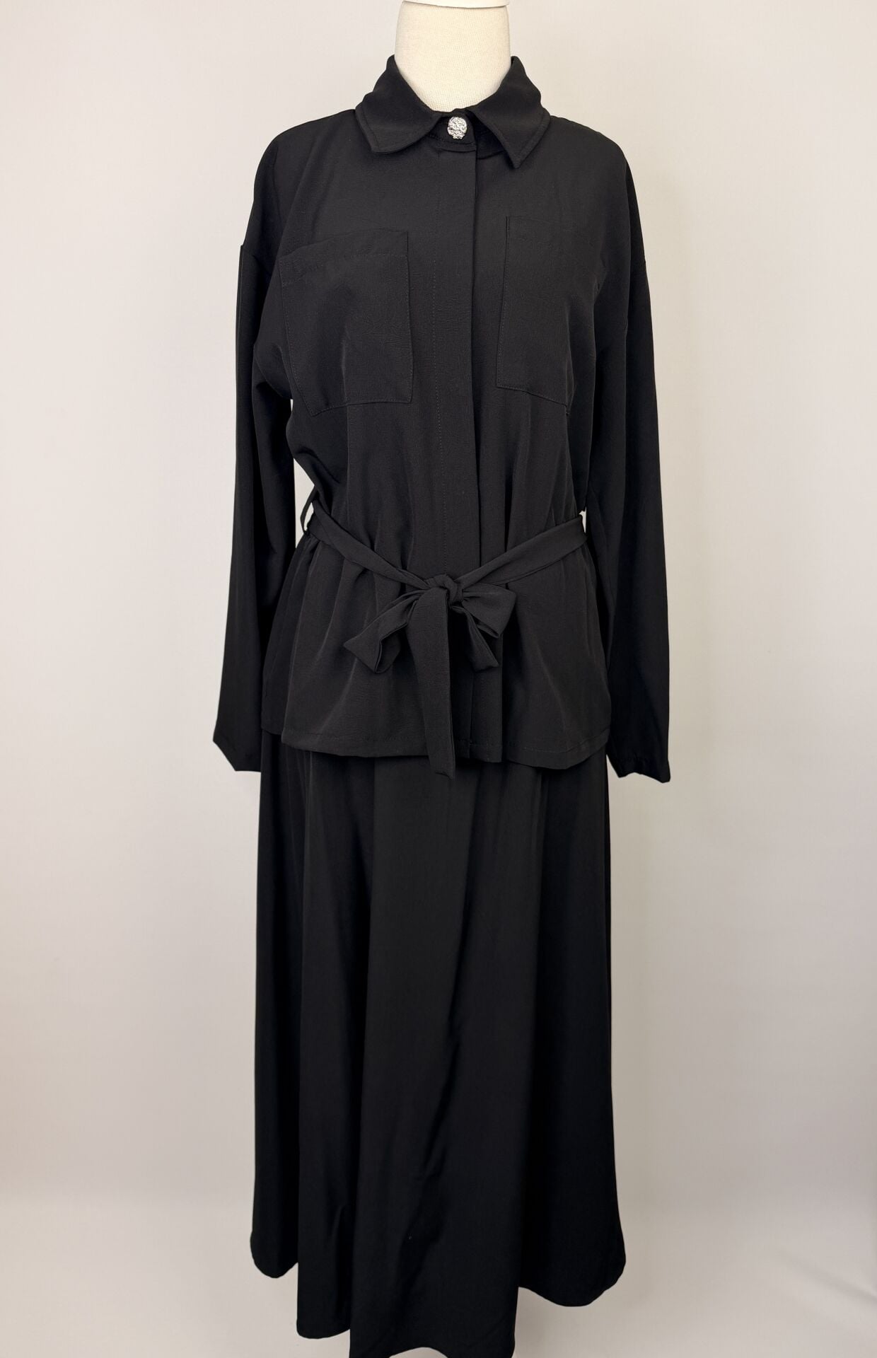 YAKASI TAŞ DÜĞMELİ ETEKLİ TAKIM SİYAH 6723