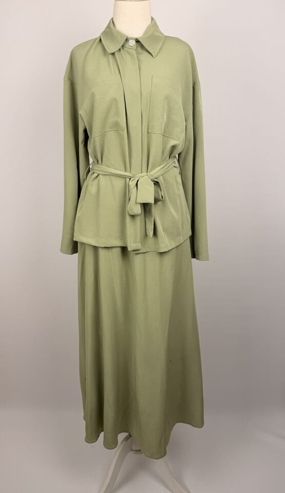 YAKASI TAŞ DÜĞMELİ ETEKLİ TAKIM YEŞİL 6723