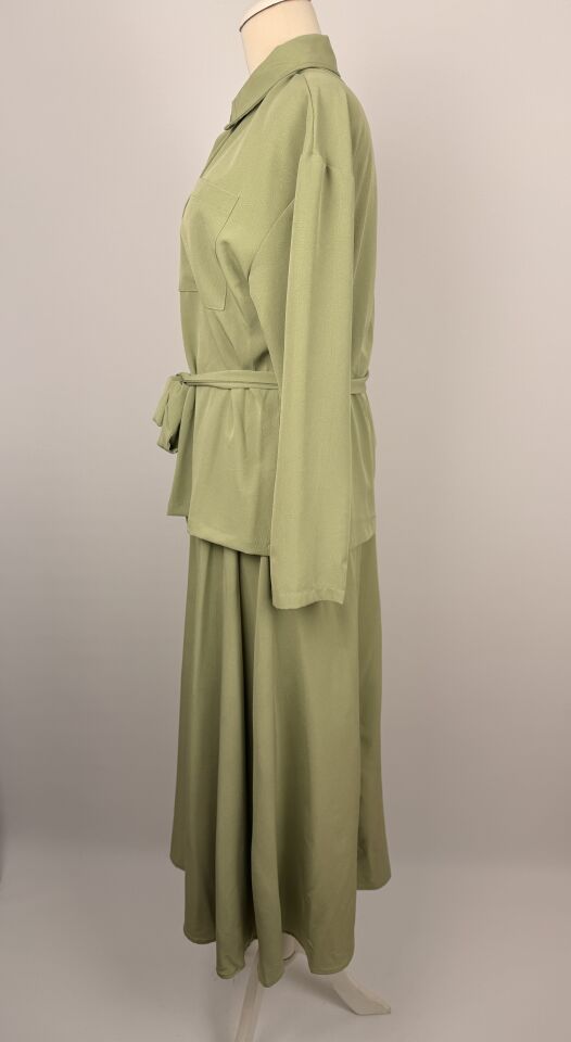 YAKASI TAŞ DÜĞMELİ ETEKLİ TAKIM YEŞİL 6723